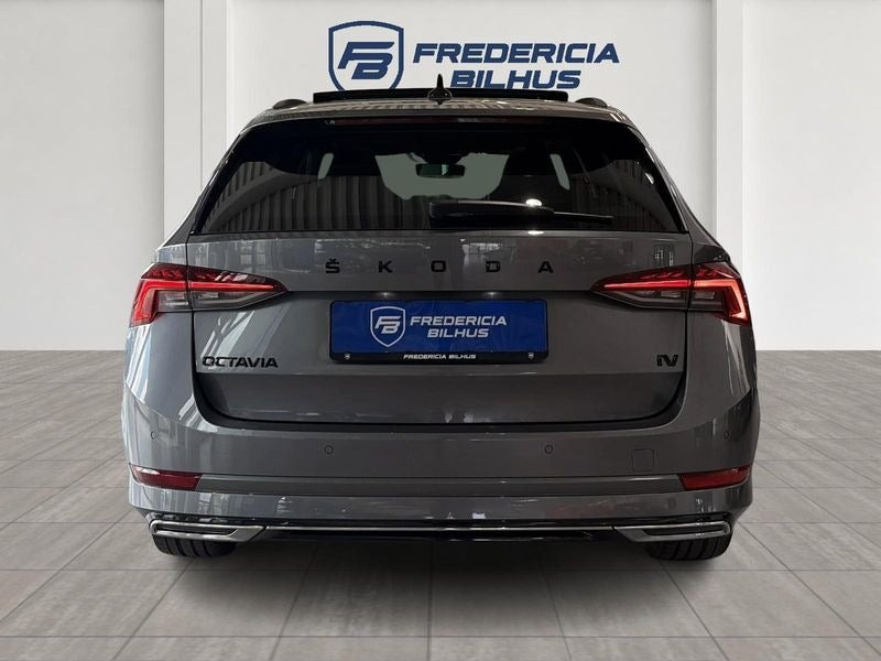 Grå Skoda Octavia fra 2022
