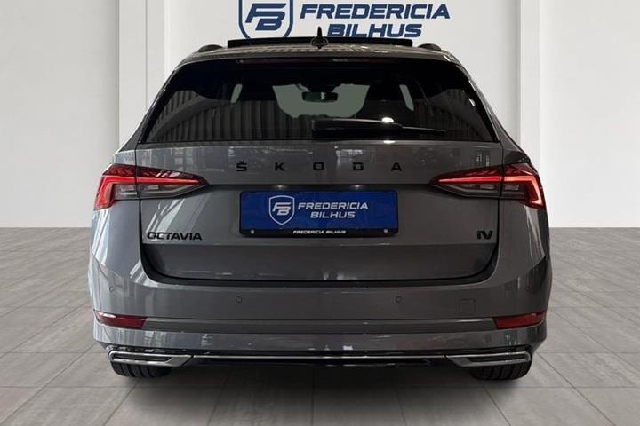 Grå Skoda Octavia fra 2022