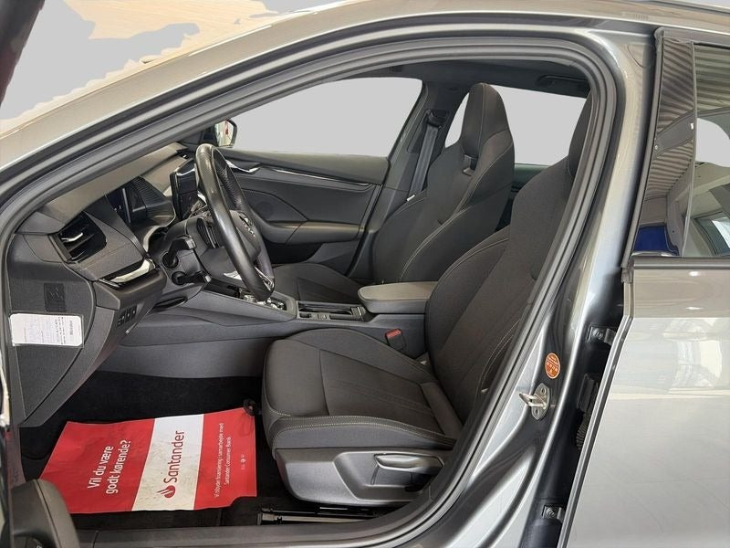 Grå Skoda Octavia fra 2022