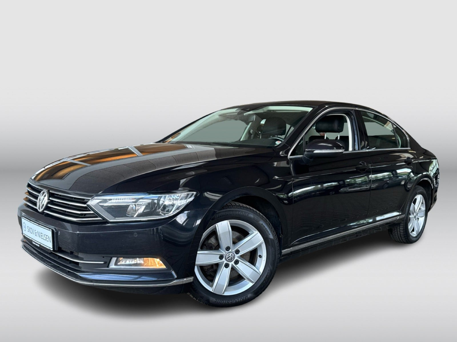 Sort VW Passat fra 2016 set udefra