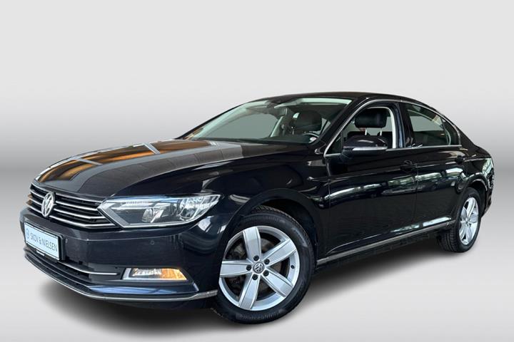 Sort VW Passat fra 2016 set udefra
