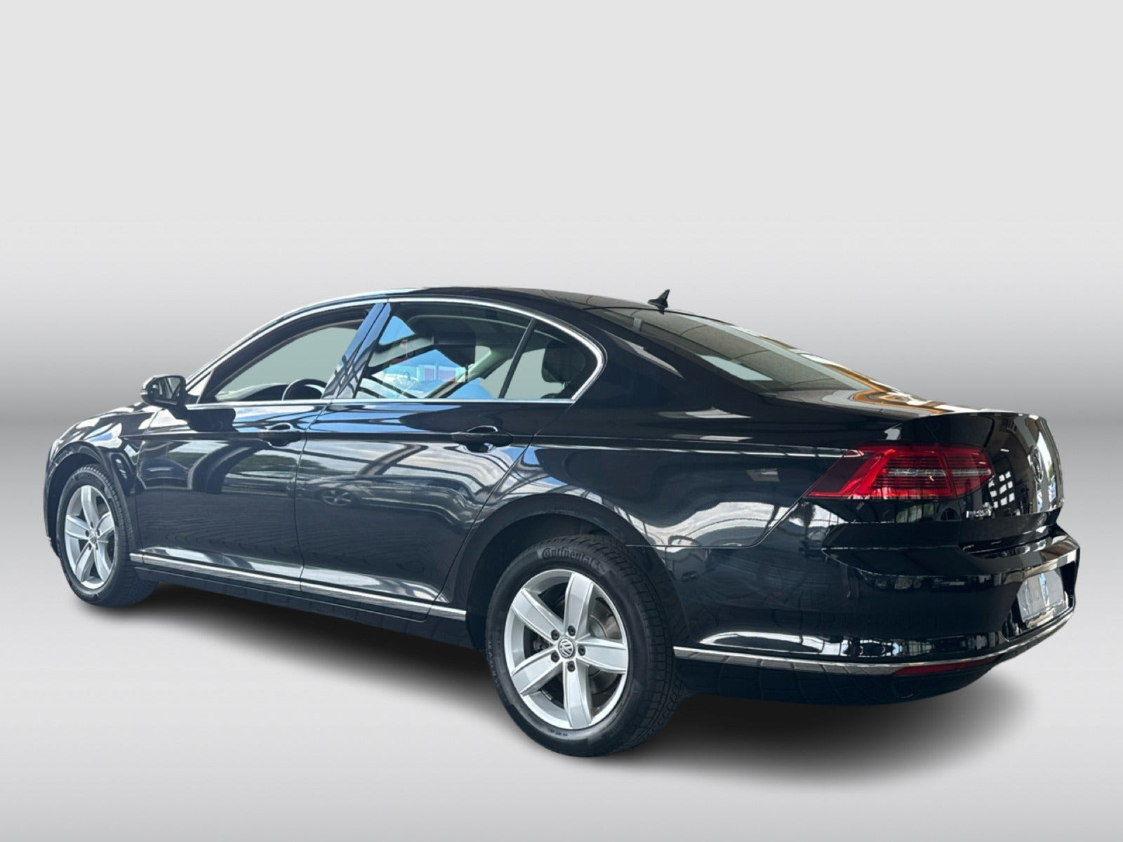 Sort VW Passat fra 2016
