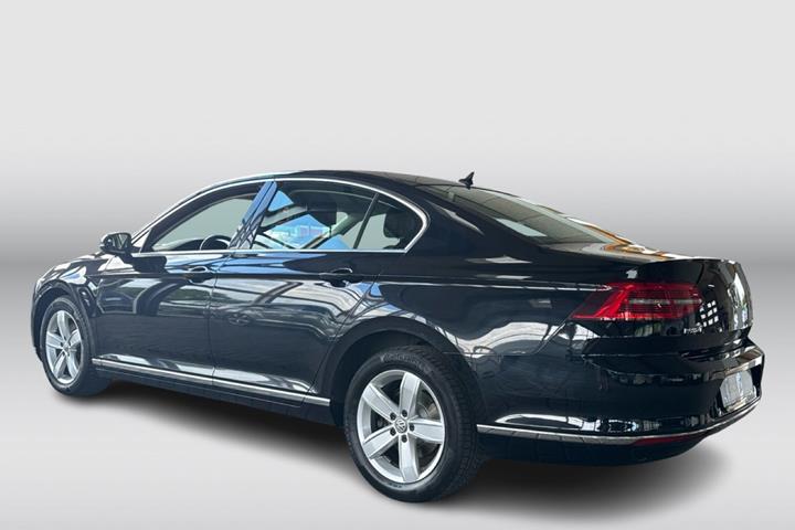 Sort VW Passat fra 2016