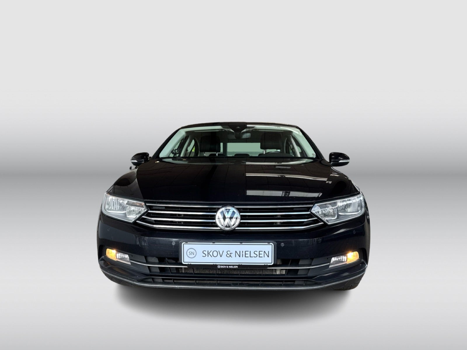 Sort VW Passat fra 2016