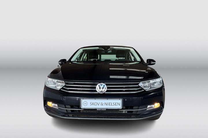 Sort VW Passat fra 2016