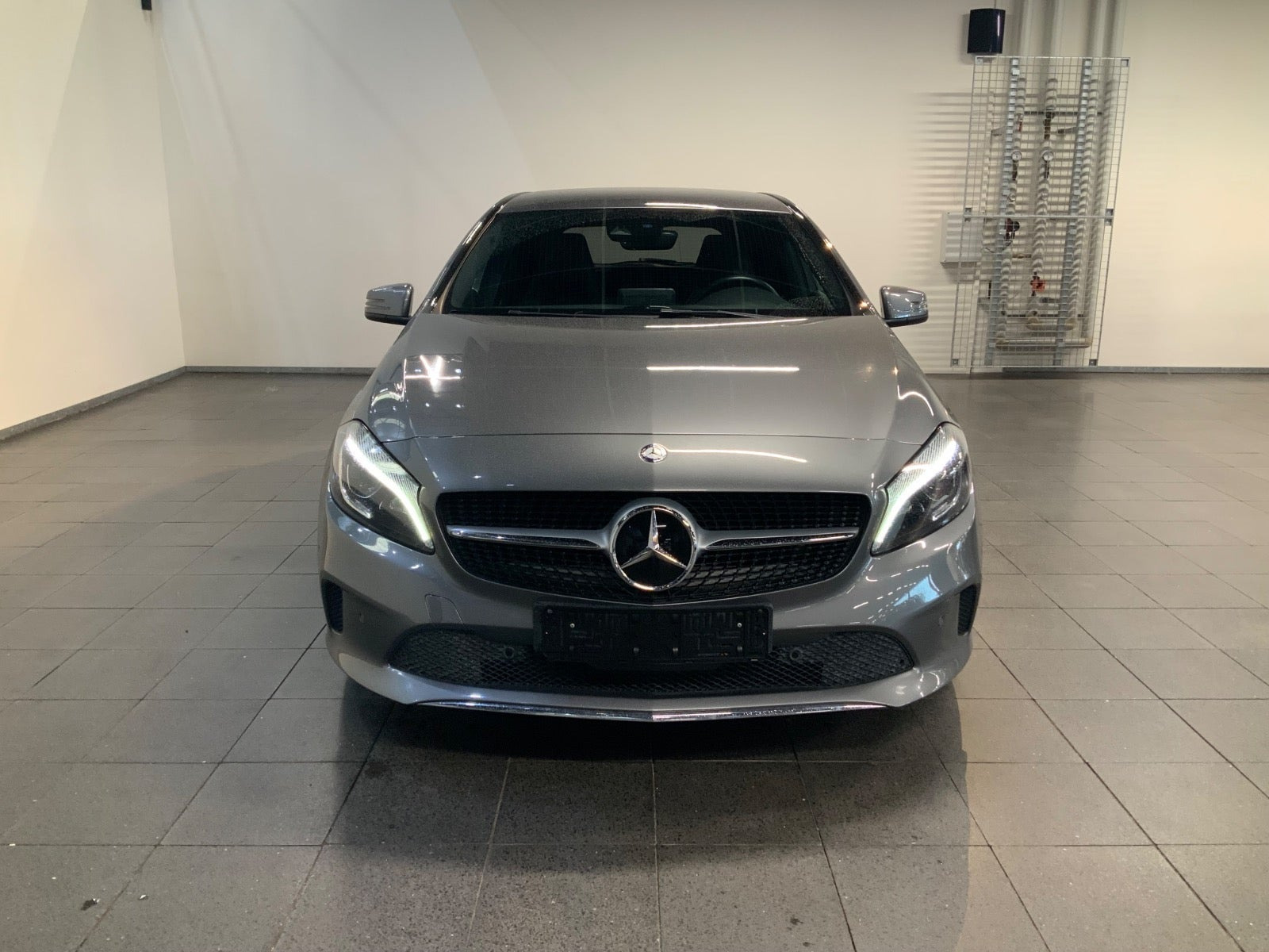 Grå Mercedes A200 fra 2017