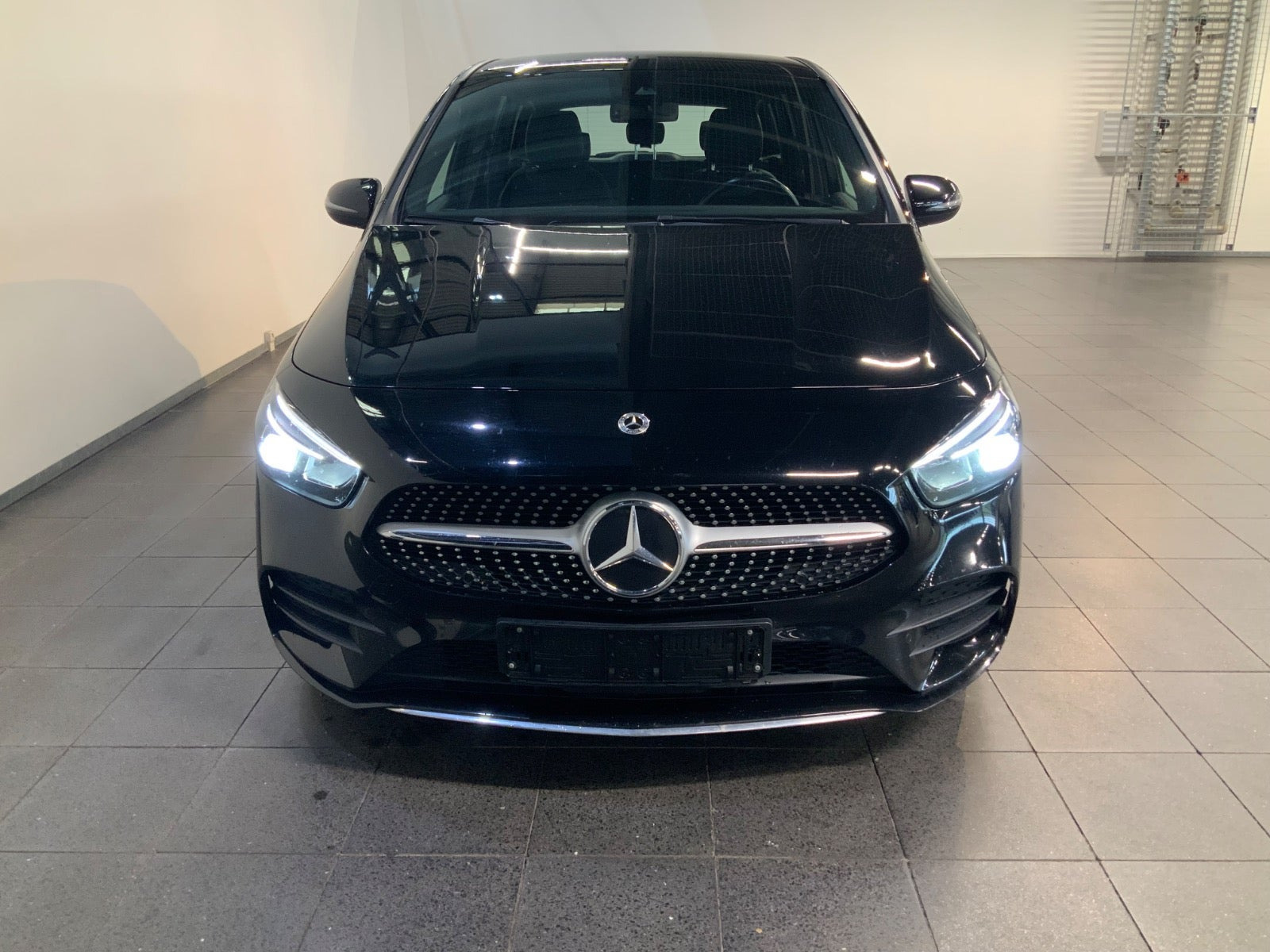 Sort Mercedes B200 d fra 2022