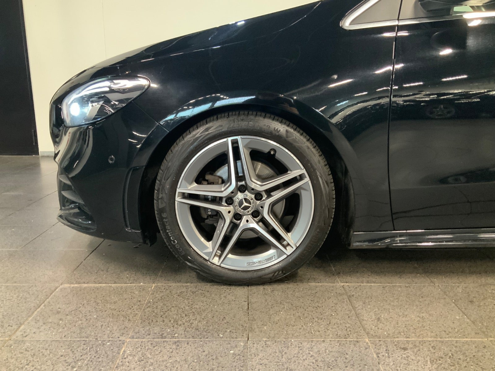 Sort Mercedes B200 d fra 2022