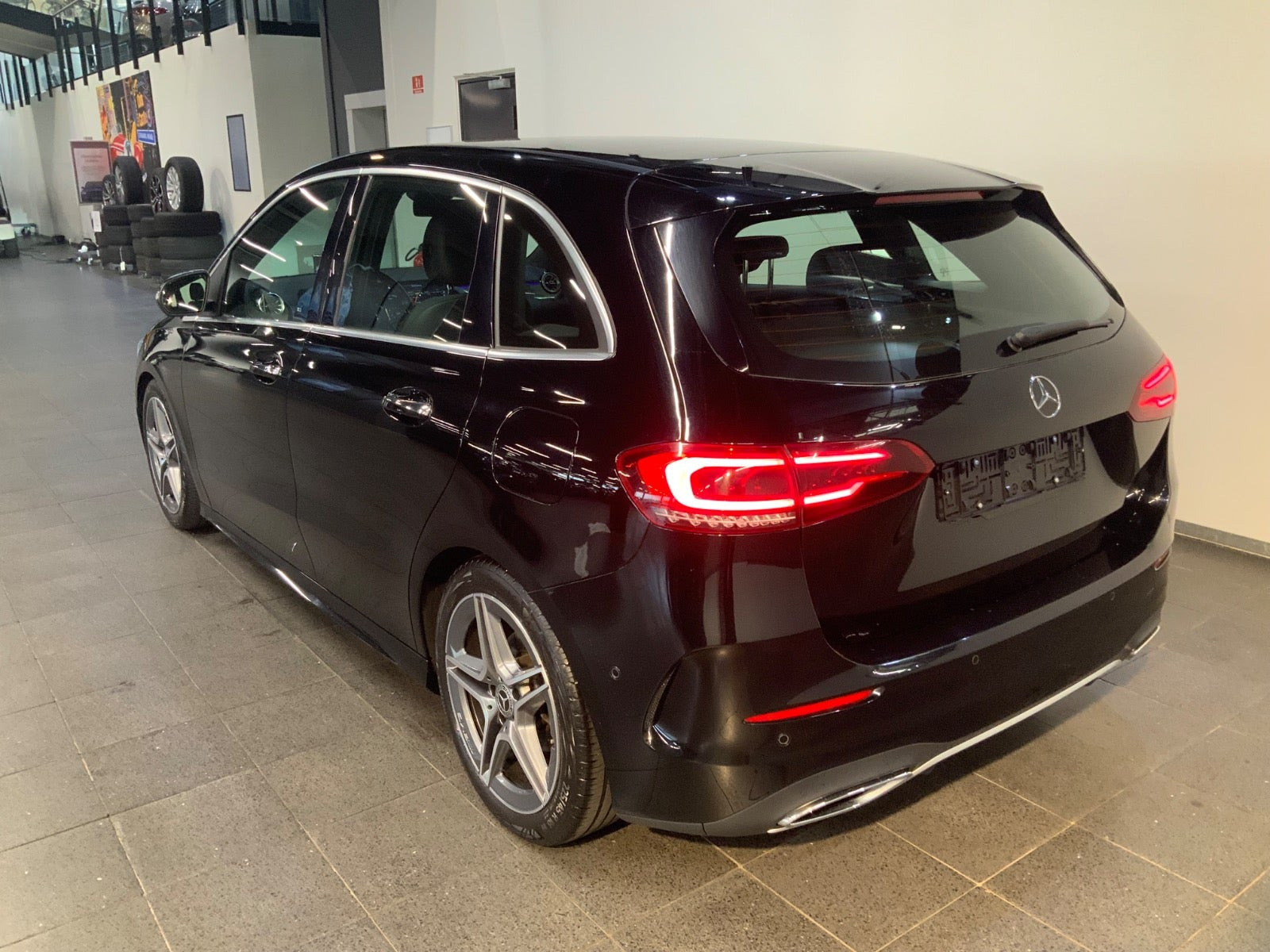 Sort Mercedes B200 d fra 2022