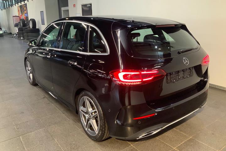 Sort Mercedes B200 d fra 2022