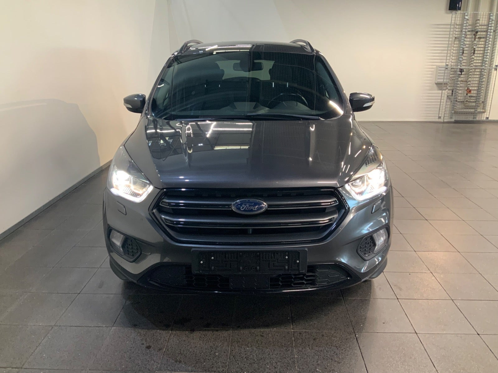 Grå Ford Kuga fra 2018