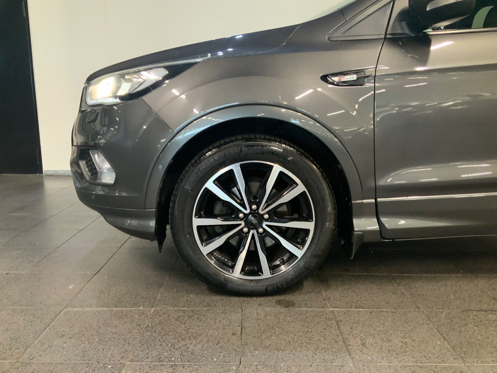 Grå Ford Kuga fra 2018