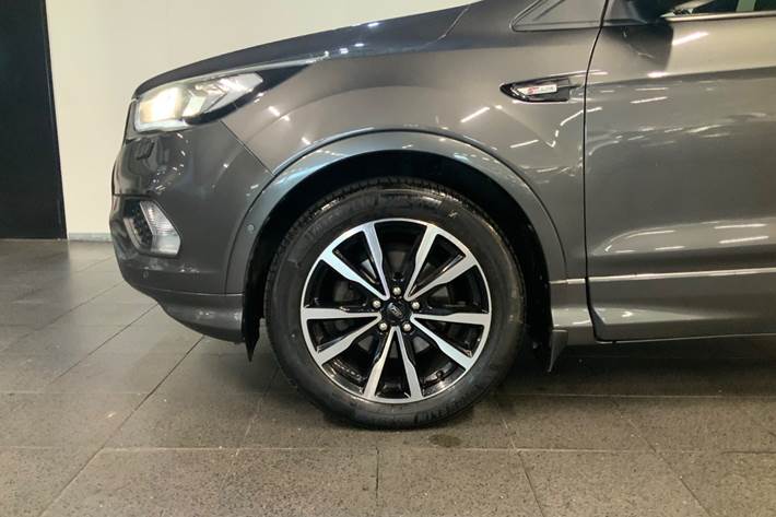 Grå Ford Kuga fra 2018