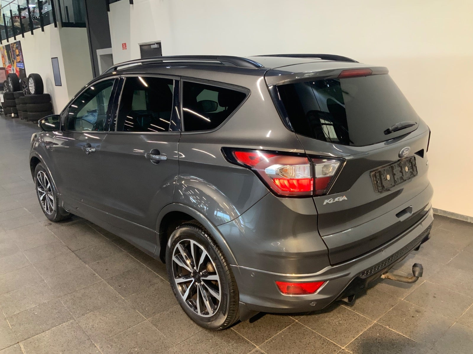 Grå Ford Kuga fra 2018