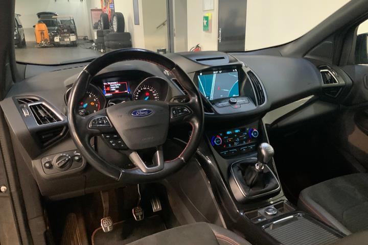 Grå Ford Kuga fra 2018