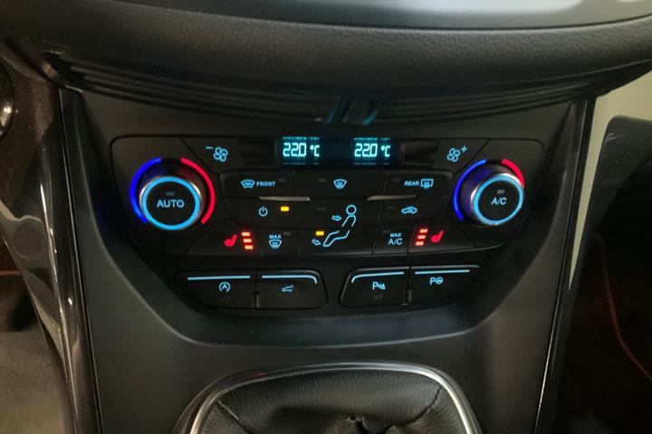 Grå Ford Kuga fra 2018