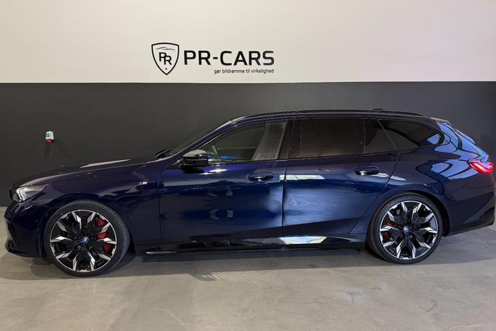 Blå BMW i5 fra 2024