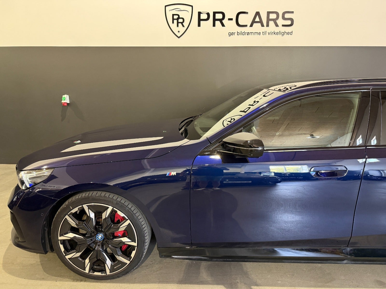 Blå BMW i5 fra 2024