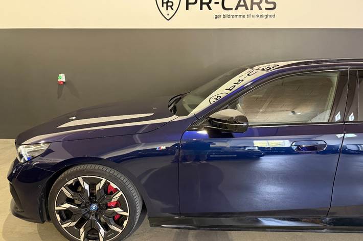 Blå BMW i5 fra 2024