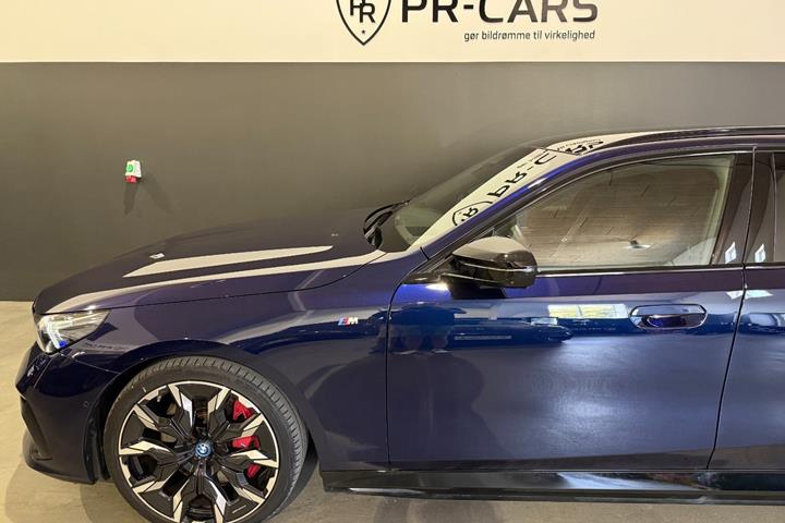 Blå BMW i5 fra 2024