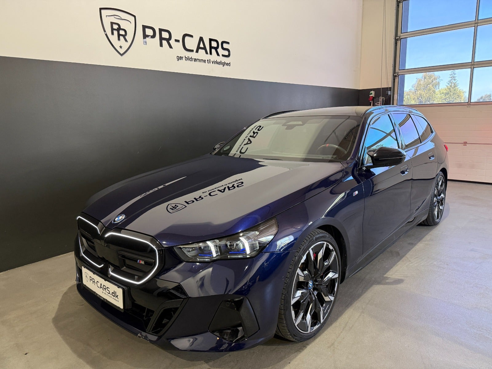 Blå BMW i5 fra 2024