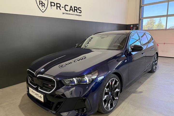 Blå BMW i5 fra 2024