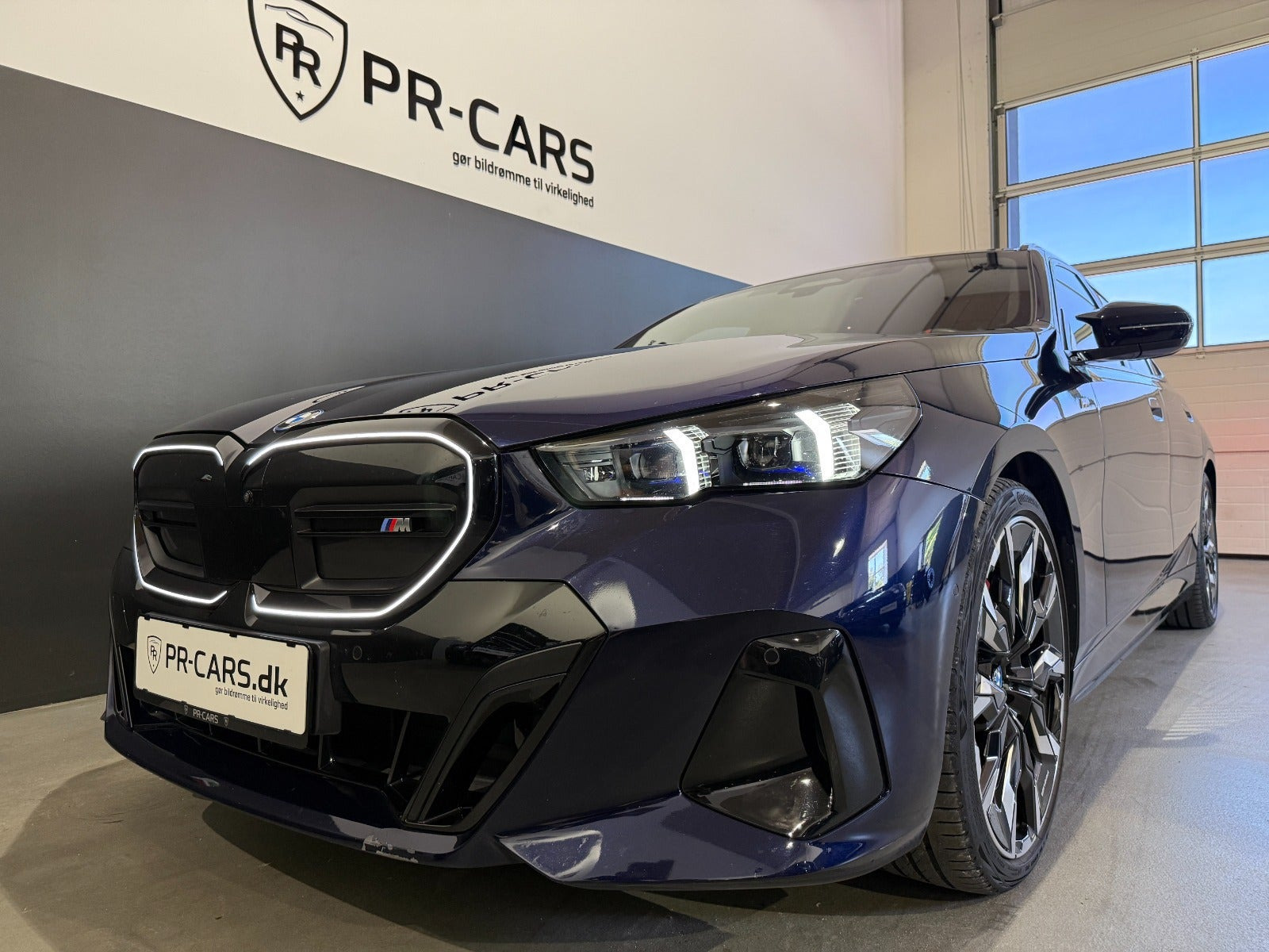 Blå BMW i5 fra 2024