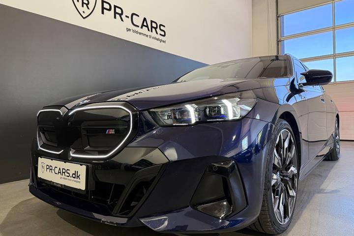 Blå BMW i5 fra 2024