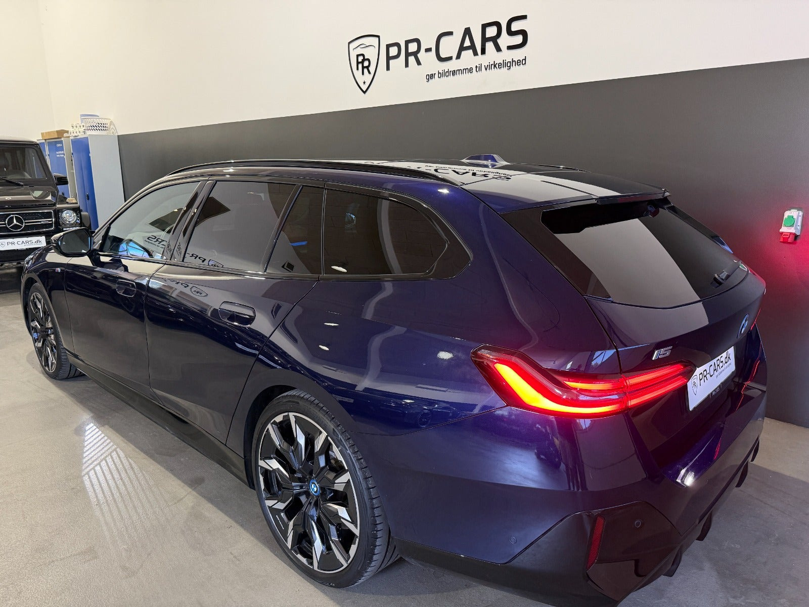 Blå BMW i5 fra 2024