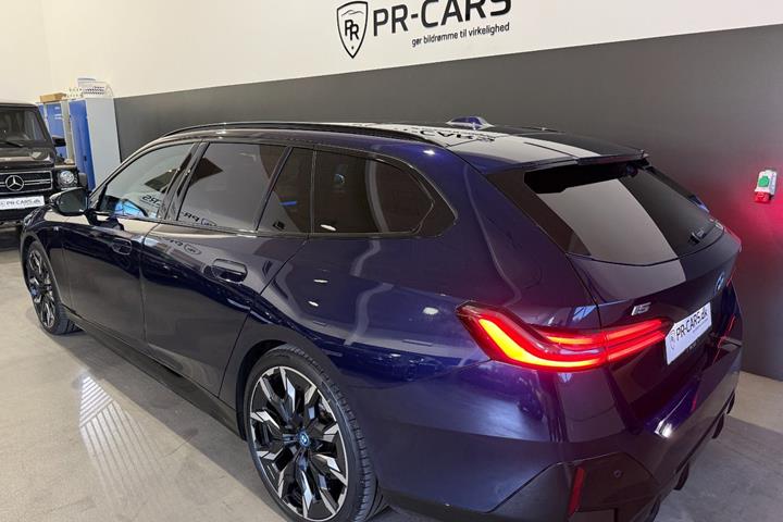 Blå BMW i5 fra 2024