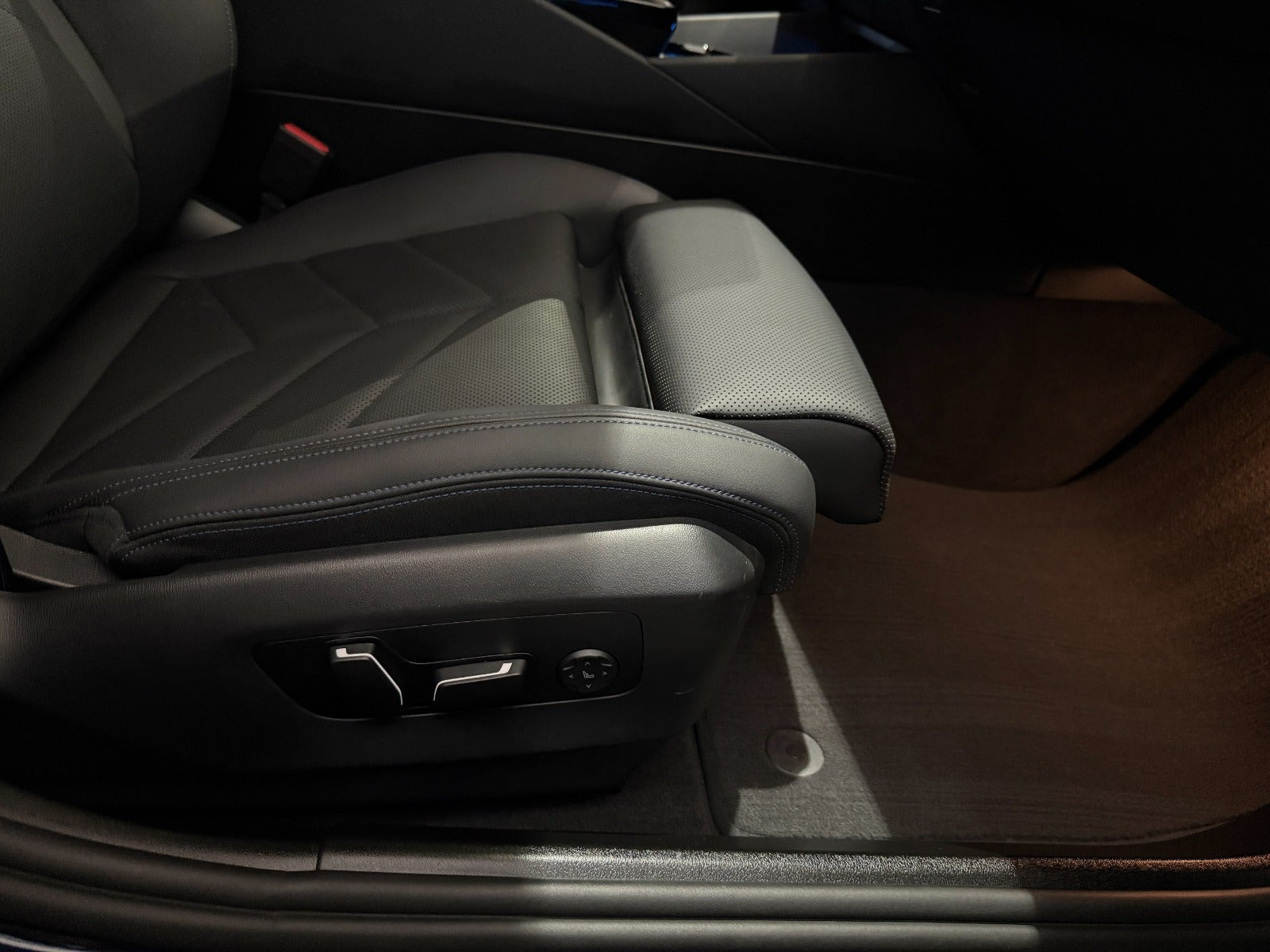 Blå BMW i5 fra 2024