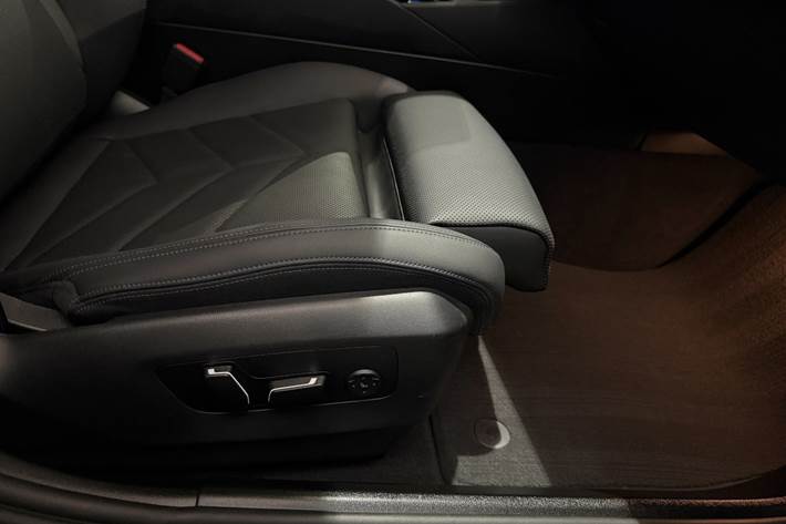 Blå BMW i5 fra 2024