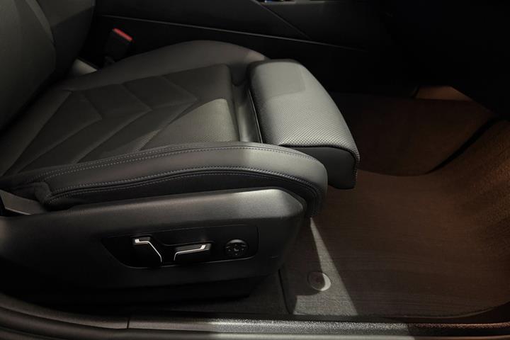 Blå BMW i5 fra 2024