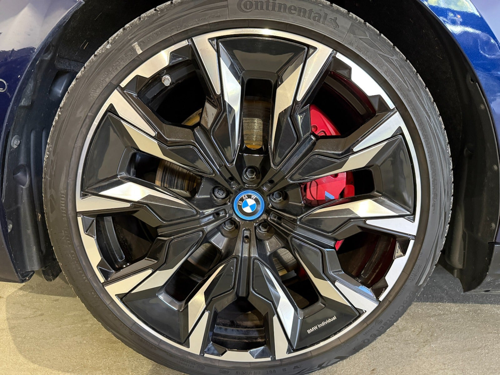 Blå BMW i5 fra 2024
