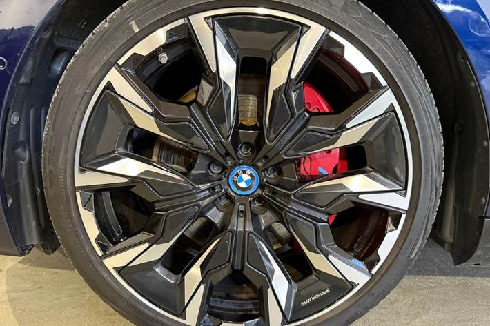Blå BMW i5 fra 2024