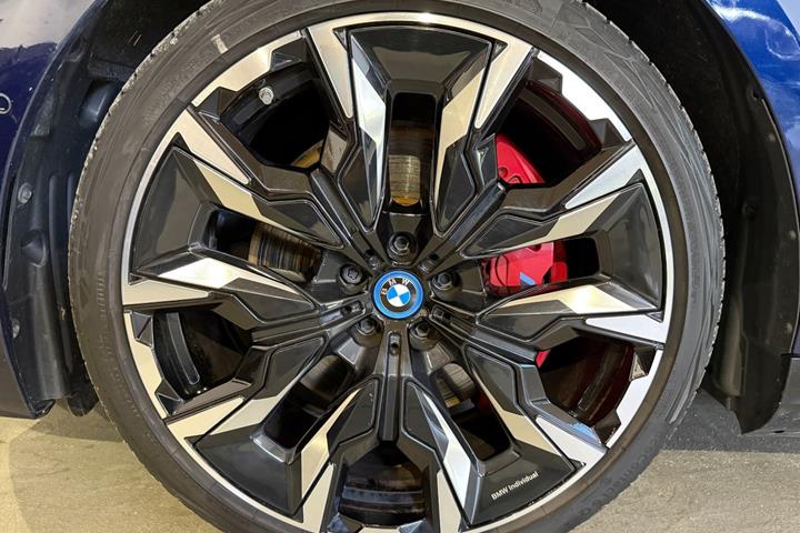 Blå BMW i5 fra 2024