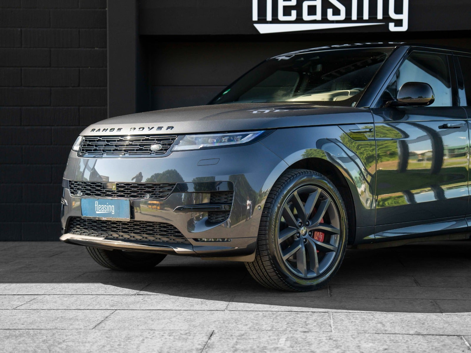 Grå Land Rover Range Rover sport fra 2022