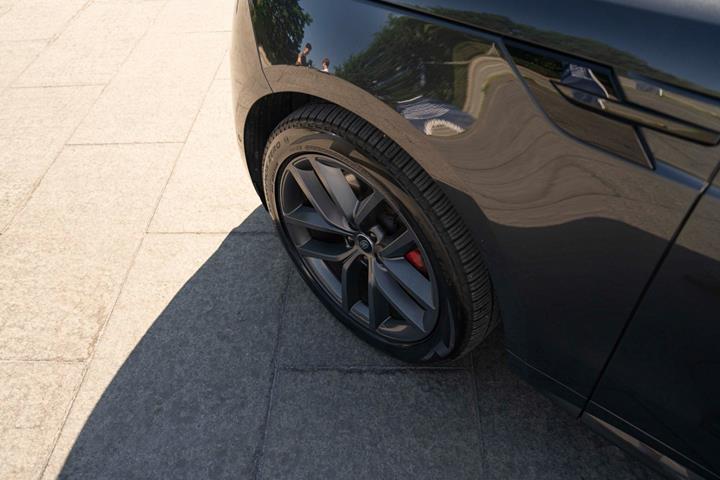 Grå Land Rover Range Rover sport fra 2022