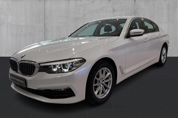 Hvid BMW 520i fra 2019 set udefra