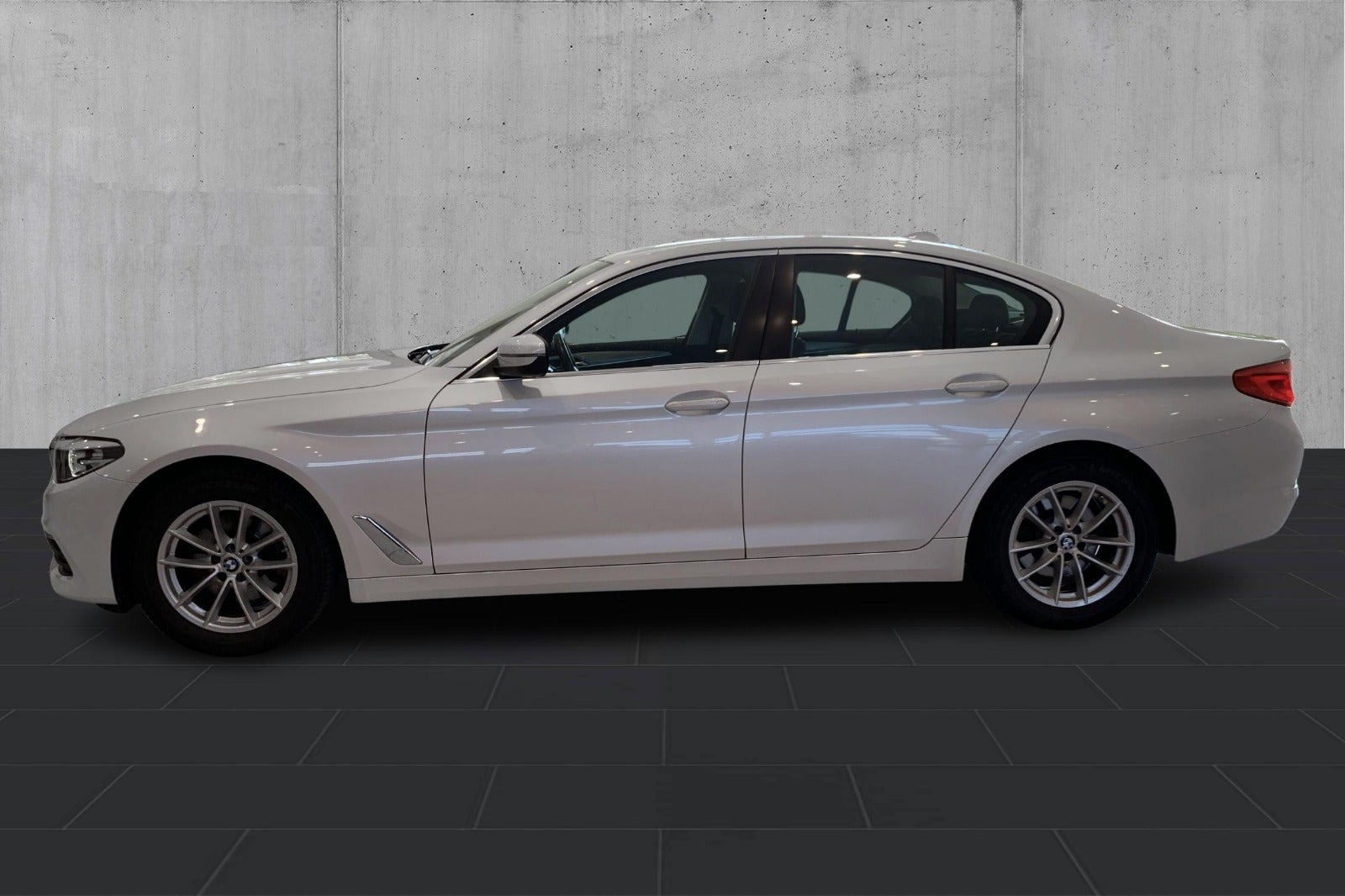 Hvid BMW 520i fra 2019