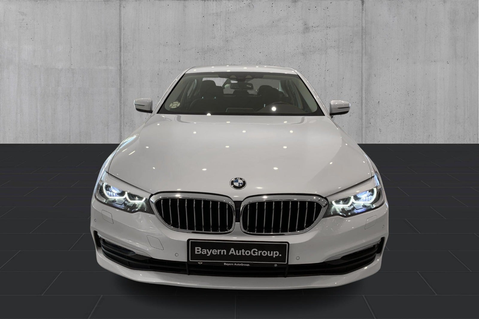 Hvid BMW 520i fra 2019