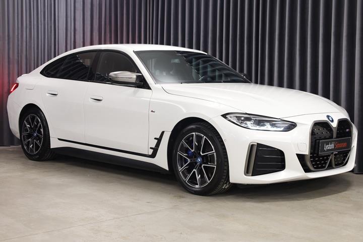 Hvid BMW i4 fra 2023 set udefra
