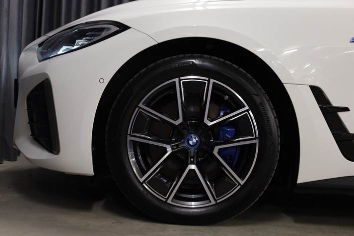 Hvid BMW i4 fra 2023
