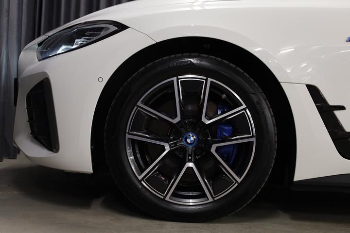 Hvid BMW i4 fra 2023