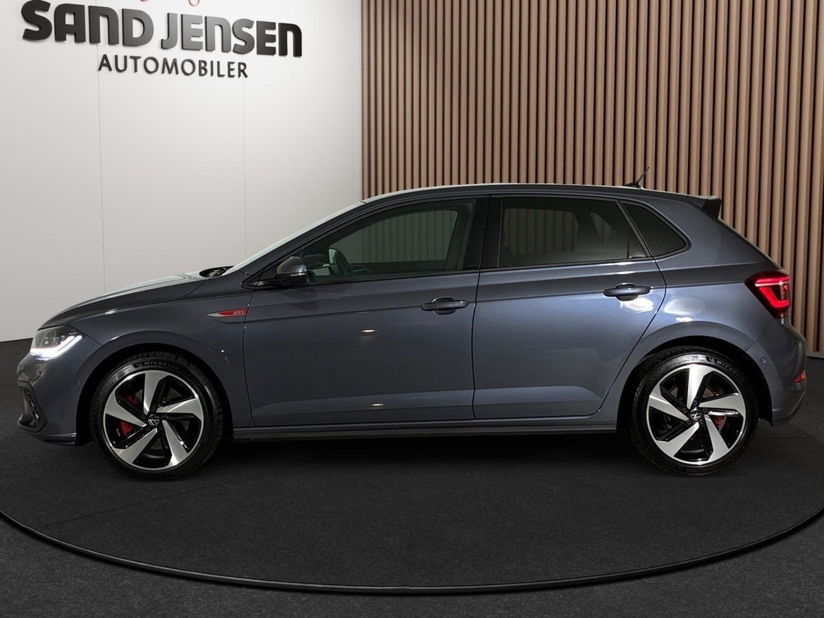 Grå VW Polo fra 2024