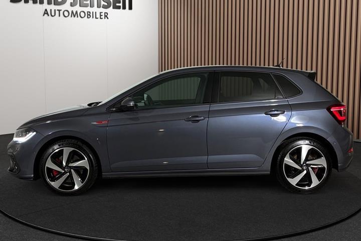 Grå VW Polo fra 2024