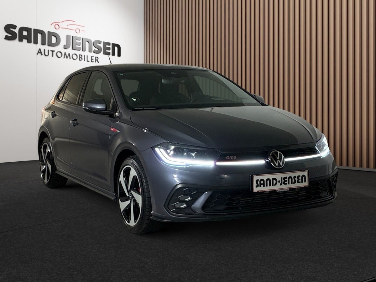 Grå VW Polo fra 2024