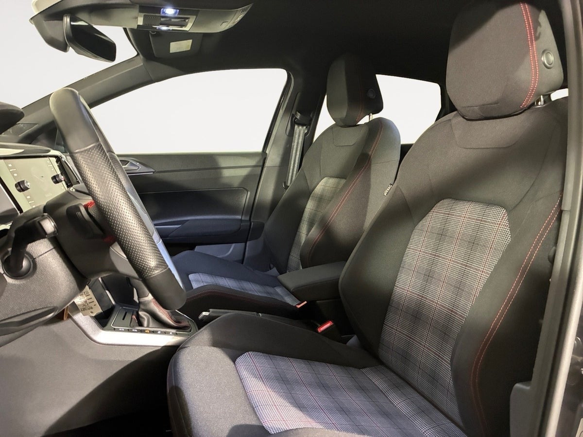 Grå VW Polo fra 2024