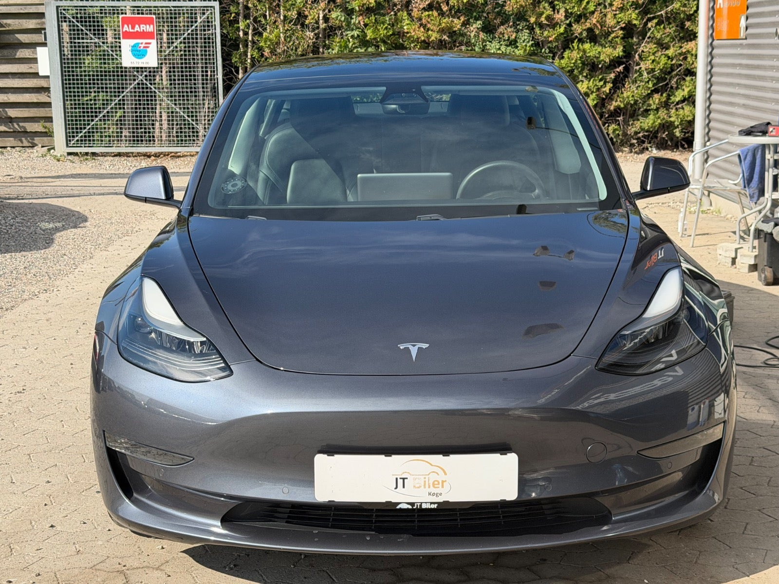 Grå Tesla Model 3 fra 2021