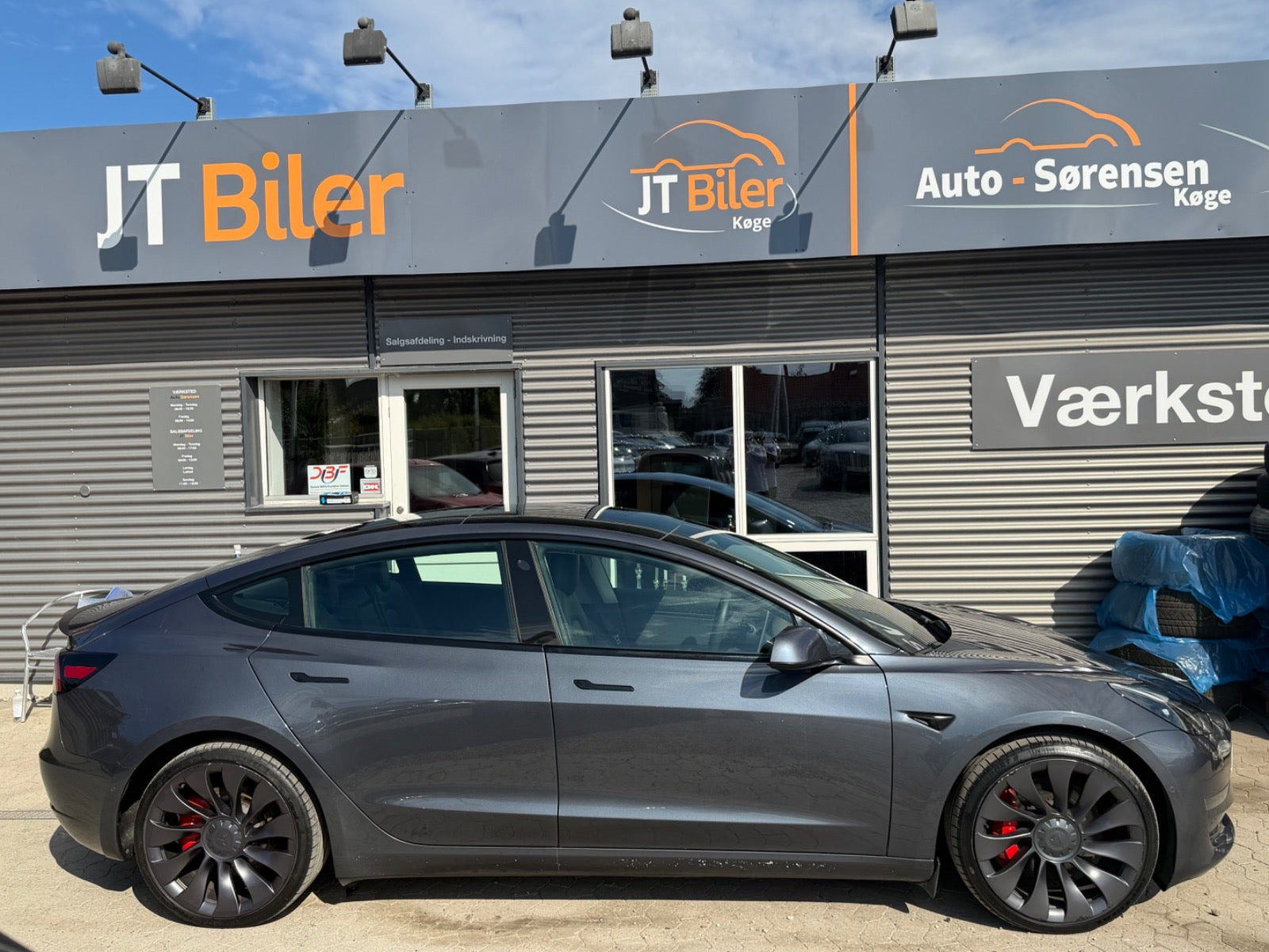 Grå Tesla Model 3 fra 2021